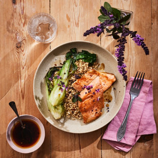 Asiatisk röding med wokad pak choi och sojadressing