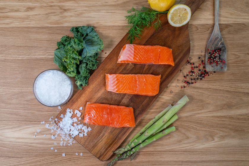 Regnbågsfilé i bitar på skärbräda