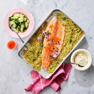 Ugnsbakad regnbåge med rostad dillbulgur och citronyoghurt