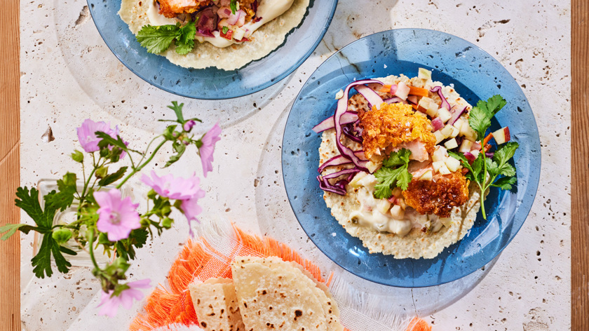 Fisktacos på regnbåge med äppelsalsa och jalapeñomajonnäs