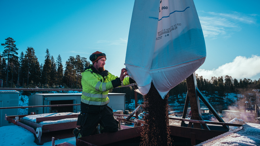 Foder fylls på i en fodersilo.
