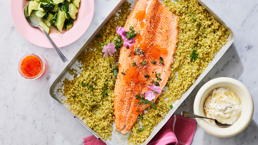 Ugnsbakad regnbåge med rostad dillbulgur och citronyoghurt